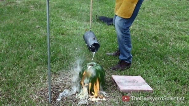 Foto - Karpuzun içine erimiş alüminyum dökülürse...