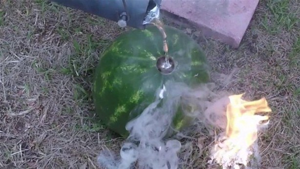 Foto - Karpuzun içine erimiş alüminyum dökülürse...