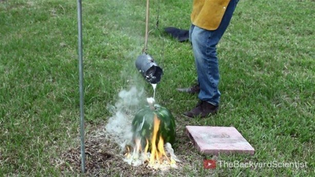 Foto - Karpuzun içine erimiş alüminyum dökülürse...