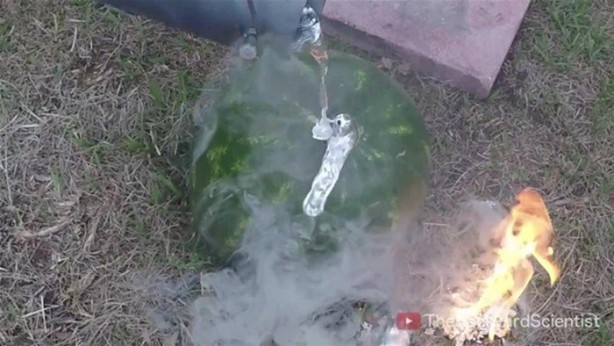 Foto - Karpuzun içine erimiş alüminyum dökülürse...