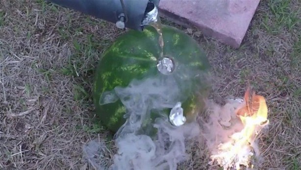 Foto - Karpuzun içine erimiş alüminyum dökülürse...