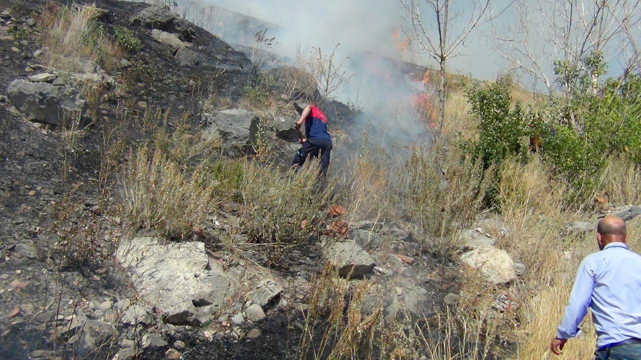 Foto - Kars Kalesi eteklerinde korkutan yangın