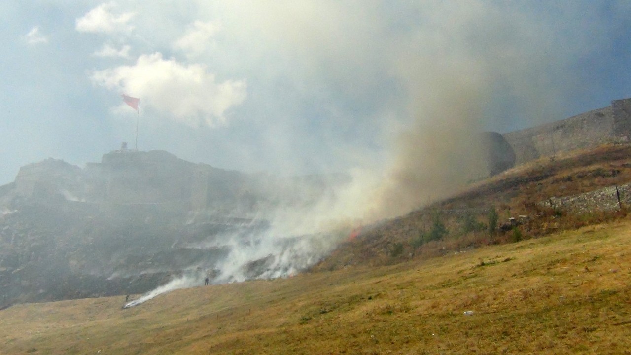 Foto - Kars Kalesi eteklerinde korkutan yangın