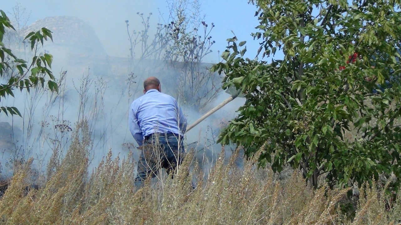 Foto - Kars Kalesi eteklerinde korkutan yangın