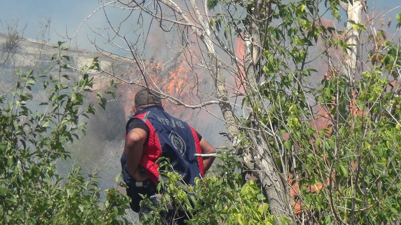 Foto - Kars Kalesi eteklerinde korkutan yangın