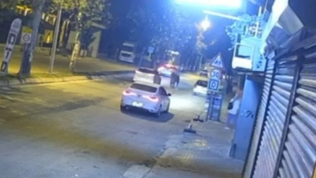 Foto - Karşı yoldan gelen otomobile çarptı! Adana'da başıboş at caddeyi birbirine kattı