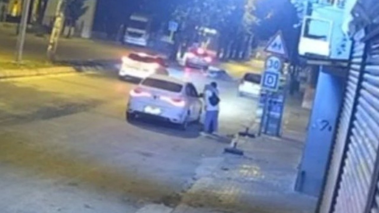 Foto - Karşı yoldan gelen otomobile çarptı! Adana'da başıboş at caddeyi birbirine kattı