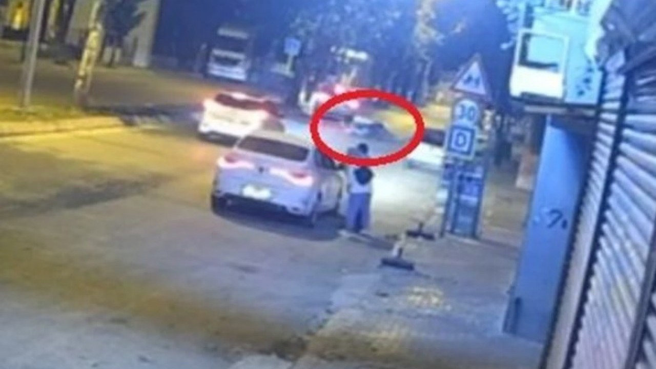 Foto - Karşı yoldan gelen otomobile çarptı! Adana'da başıboş at caddeyi birbirine kattı