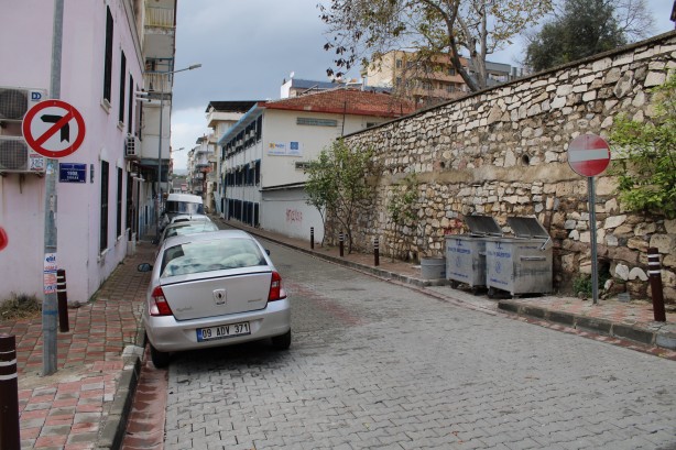 Foto - Karşılıklı tek yön çıkmaz sokak sürücüleri isyan ettirdi!