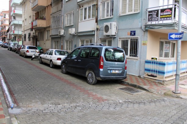 Foto - Karşılıklı tek yön çıkmaz sokak sürücüleri isyan ettirdi!