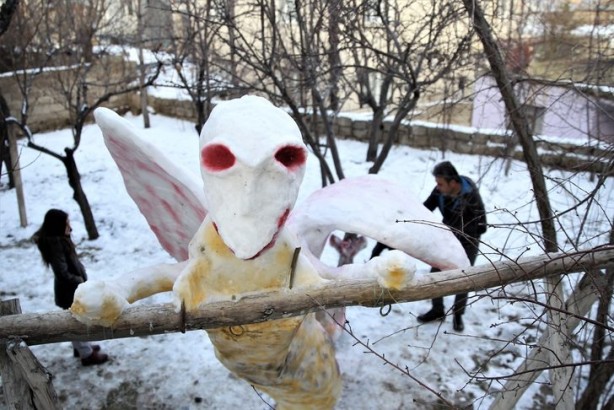 Karşınızda Van usulü 'kardan canavar'