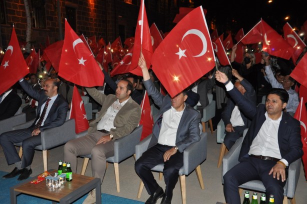 Foto - Karslılar 15 Temmuz'un yıl dönümünde meydanları doldurdu!