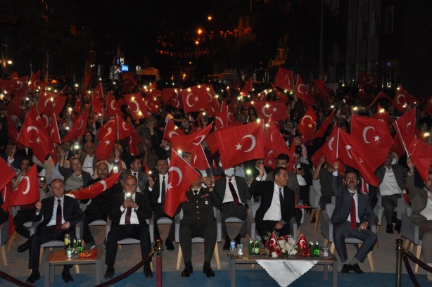 Karslılar 15 Temmuz'un yıl dönümünde meydanları doldurdu!