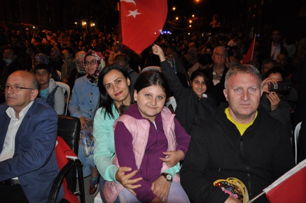 Foto - Karslılar 15 Temmuz'un yıl dönümünde meydanları doldurdu!