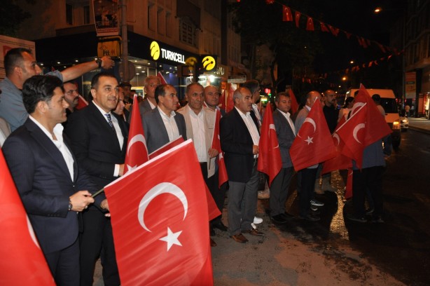Foto - Karslılar 15 Temmuz'un yıl dönümünde meydanları doldurdu!