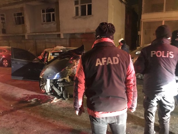 Foto - Kars’ta feci kaza! Bahçe duvarı 4 can aldı