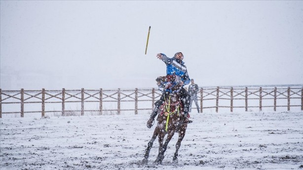 Foto - Kars’ta gençler kar üstünde cirit oynadı: Ata sporumuzu onlar yaşatıyor
