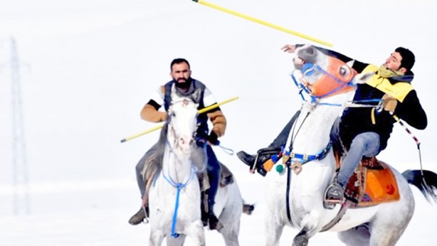 Kars’ta gençler kar üstünde cirit oynadı: Ata sporumuzu onlar yaşatıyor