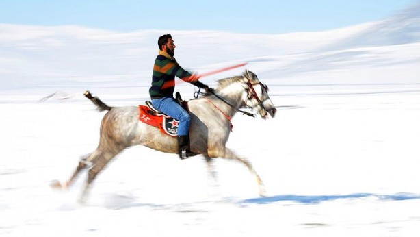 Foto - Kars’ta gençler kar üstünde cirit oynadı: Ata sporumuzu onlar yaşatıyor