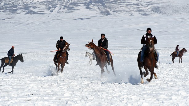 Foto - Kars’ta gençler kar üstünde cirit oynadı: Ata sporumuzu onlar yaşatıyor