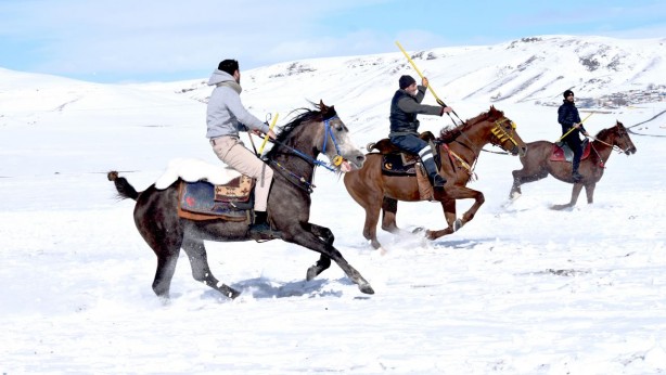 Foto - Kars’ta gençler kar üstünde cirit oynadı: Ata sporumuzu onlar yaşatıyor
