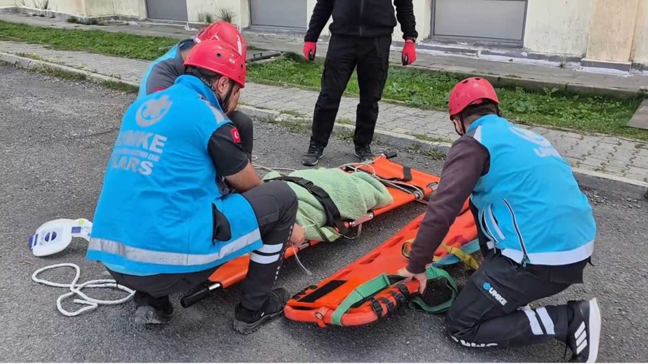 Kars'ta gerçeği aratmayan deprem tatbikatı! 6.5 büyüklüğündeki senaryo tüyler ürpertti!