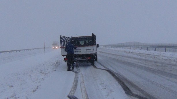Foto - Kars'ta kar ve tipi ulaşımı felç etti