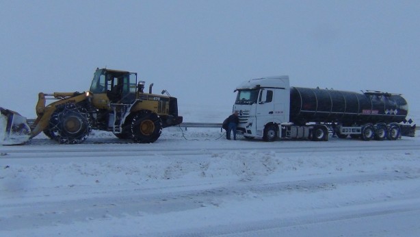 Foto - Kars'ta kar ve tipi ulaşımı felç etti