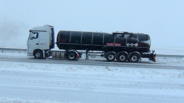 Foto - Kars'ta kar ve tipi ulaşımı felç etti