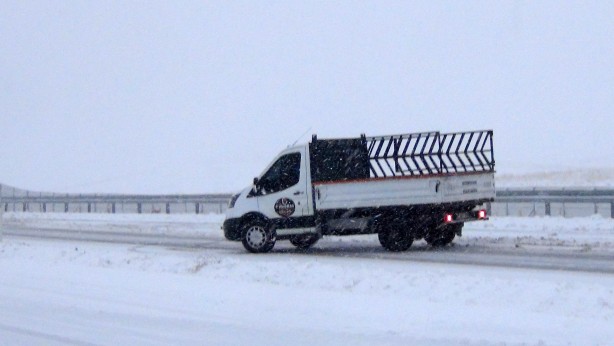 Foto - Kars'ta kar ve tipi ulaşımı felç etti