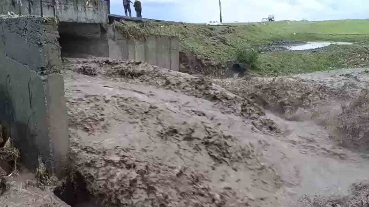 Kars'ta kuvvetli sağanak sel getirdi