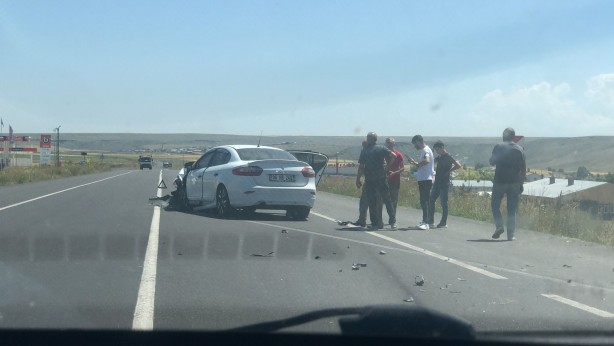 Foto - Kars’ta otomobil ile traktör çarpıştı