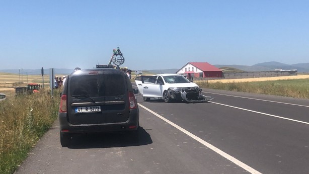 Foto - Kars’ta otomobil ile traktör çarpıştı