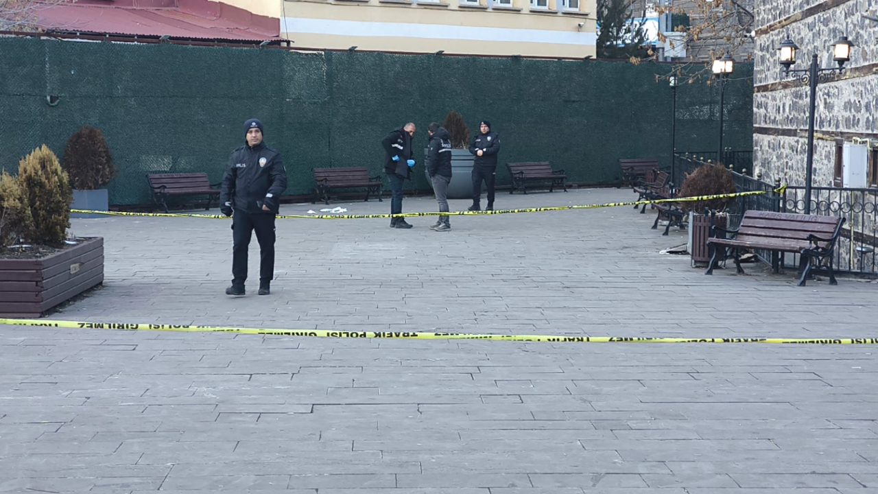 Kars’ta parkta kanlı hesaplaşma: 7 yaralı, 13 gözaltı!