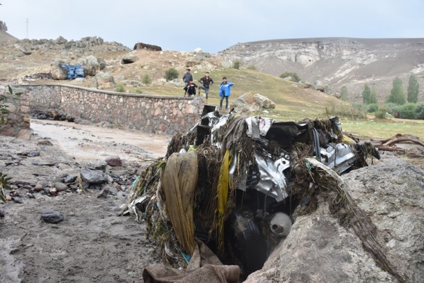 Foto - Kars'ta sel, araç ve hayvanları sürükledi
