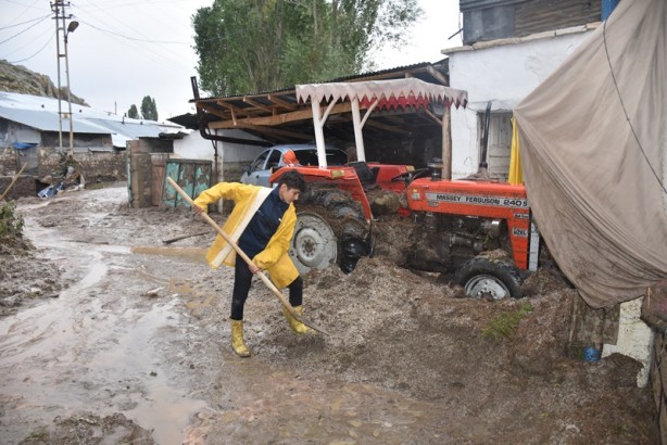 Foto - Kars'ta sel, araç ve hayvanları sürükledi