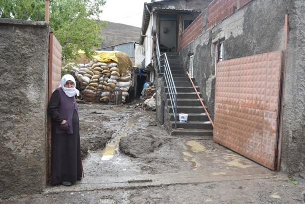 Foto - Kars'ta sel, araç ve hayvanları sürükledi
