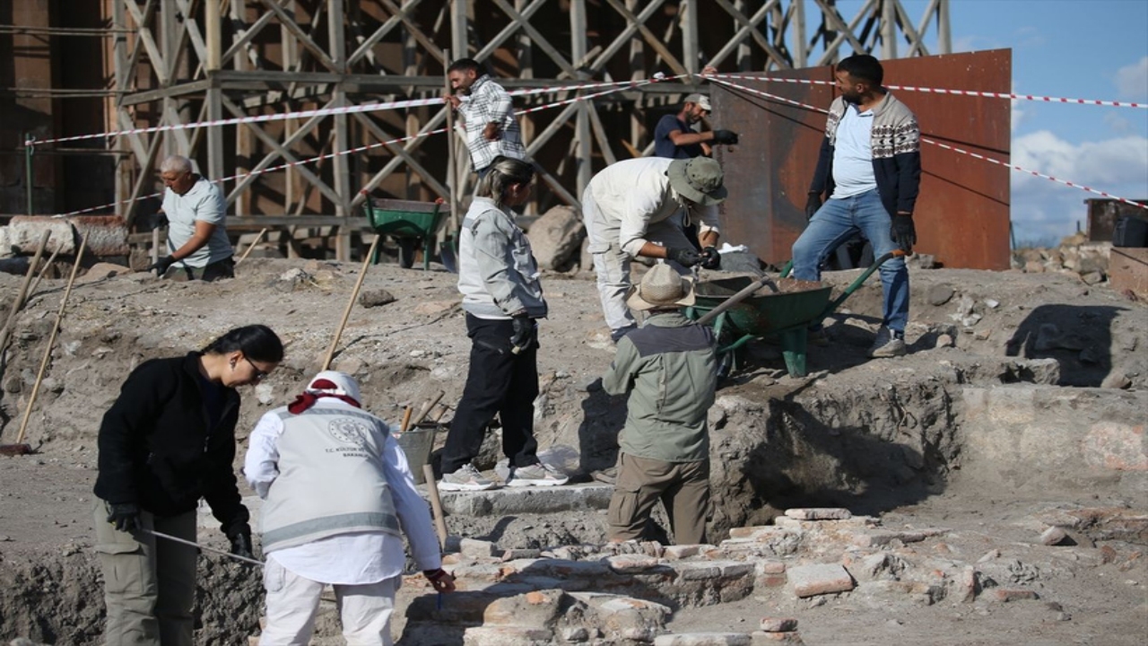 Kars’ta Sultan Alparslan’ın ilk cuma namazı kıldığı yerdeki kazıdan müjdeli haber: Bulundu