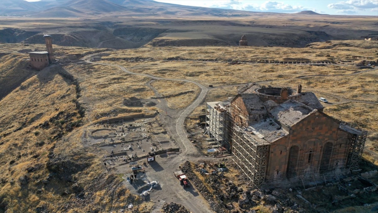 Foto - Kars’ta Sultan Alparslan’ın ilk cuma namazı kıldığı yerdeki kazıdan müjdeli haber: Bulundu