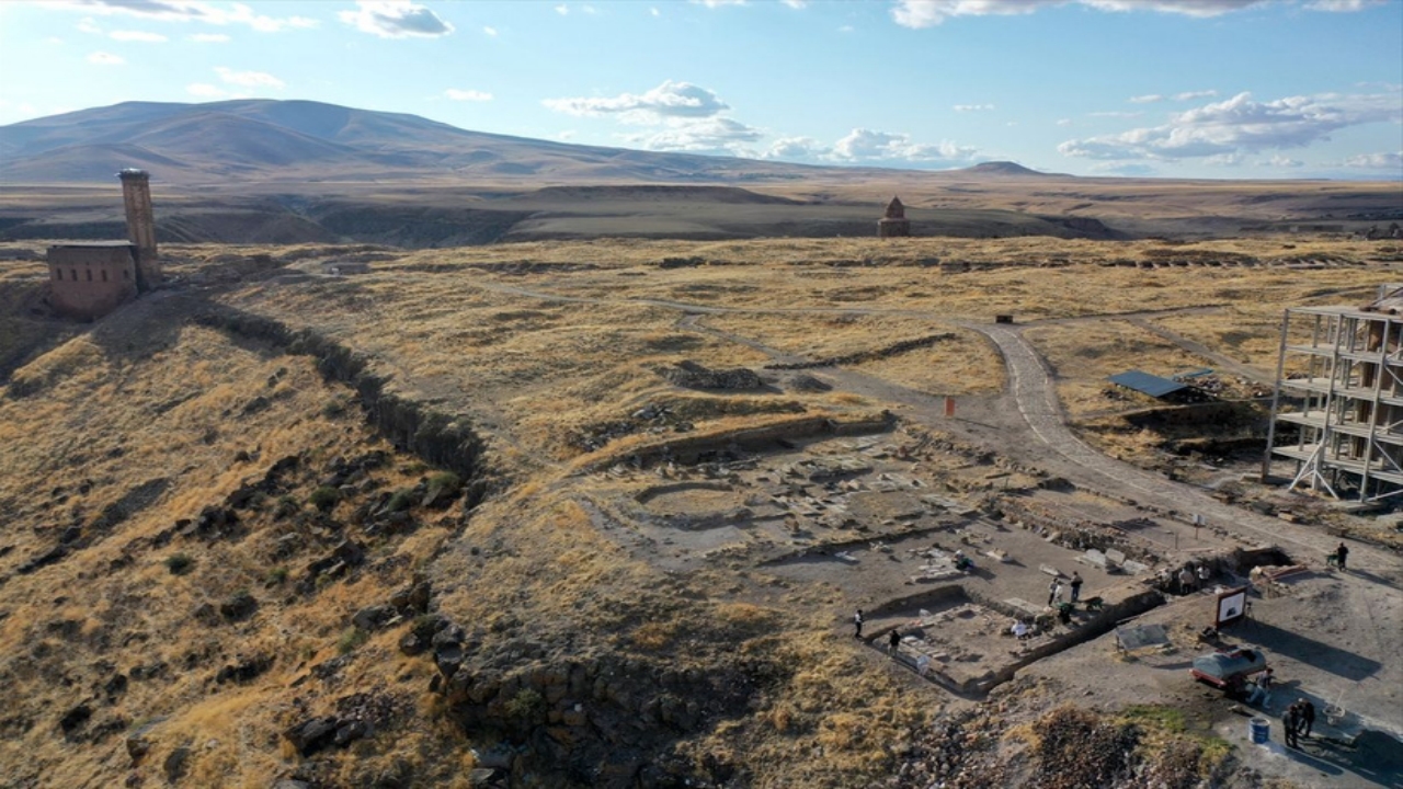 Foto - Kars’ta Sultan Alparslan’ın ilk cuma namazı kıldığı yerdeki kazıdan müjdeli haber: Bulundu