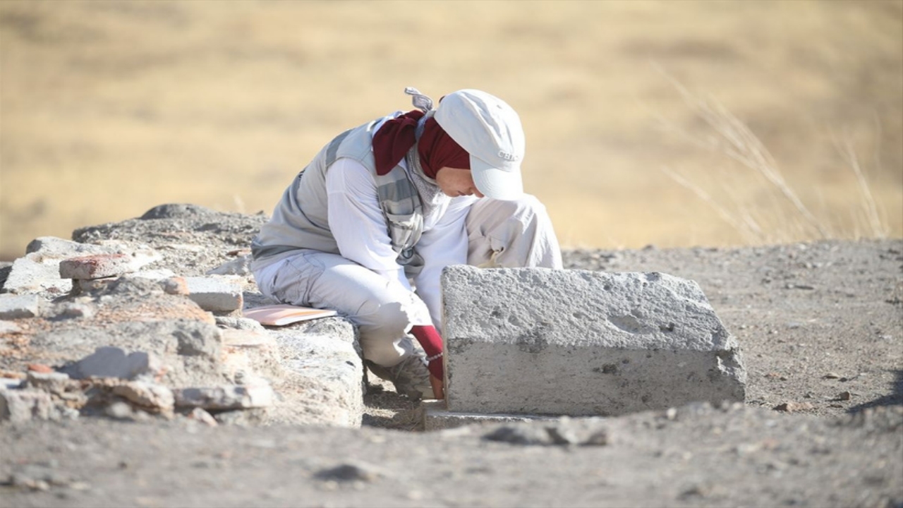 Foto - Kars’ta Sultan Alparslan’ın ilk cuma namazı kıldığı yerdeki kazıdan müjdeli haber: Bulundu