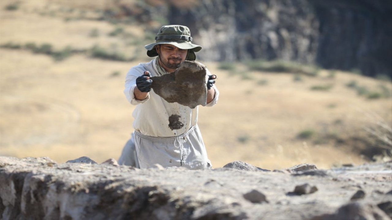 Foto - Kars’ta Sultan Alparslan’ın ilk cuma namazı kıldığı yerdeki kazıdan müjdeli haber: Bulundu