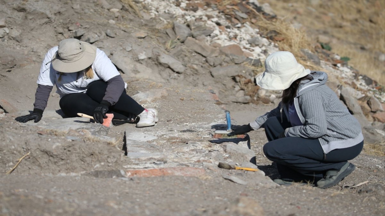 Foto - Kars’ta Sultan Alparslan’ın ilk cuma namazı kıldığı yerdeki kazıdan müjdeli haber: Bulundu