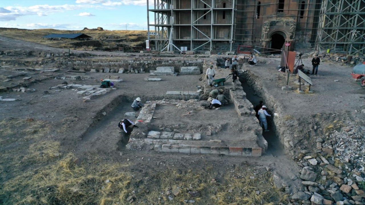 Foto - Kars’ta Sultan Alparslan’ın ilk cuma namazı kıldığı yerdeki kazıdan müjdeli haber: Bulundu