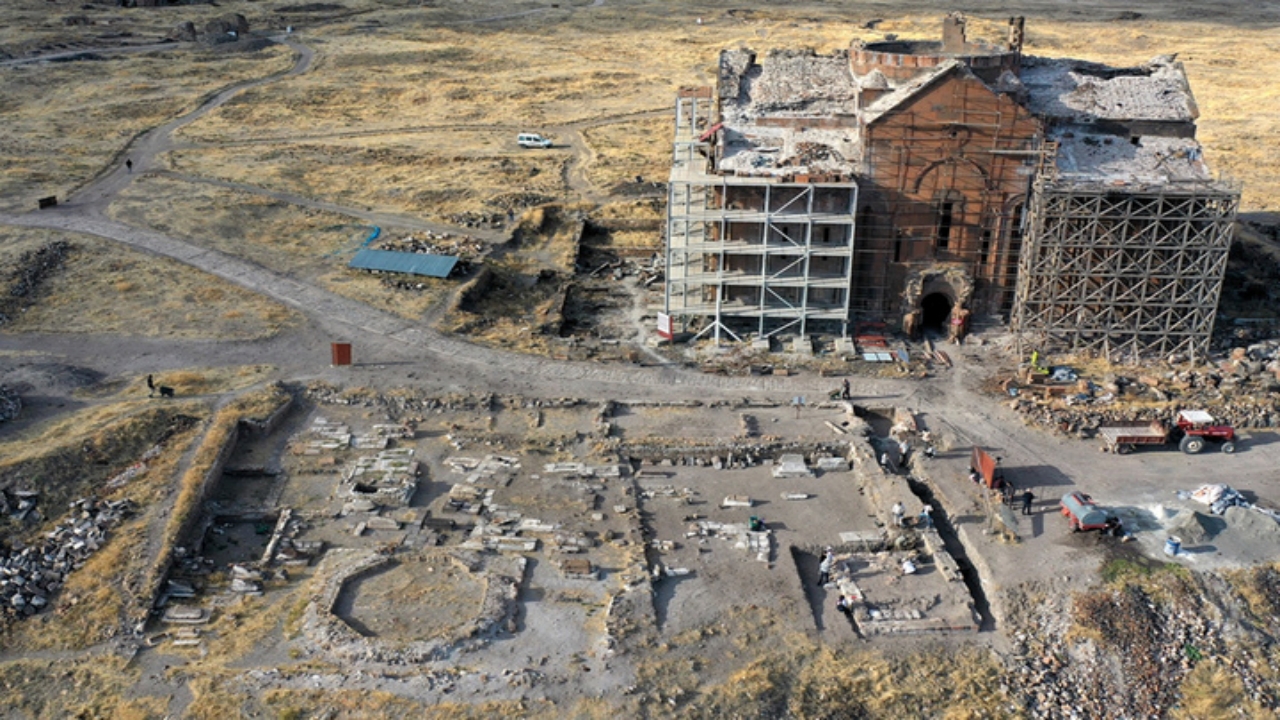 Foto - Kars’ta Sultan Alparslan’ın ilk cuma namazı kıldığı yerdeki kazıdan müjdeli haber: Bulundu