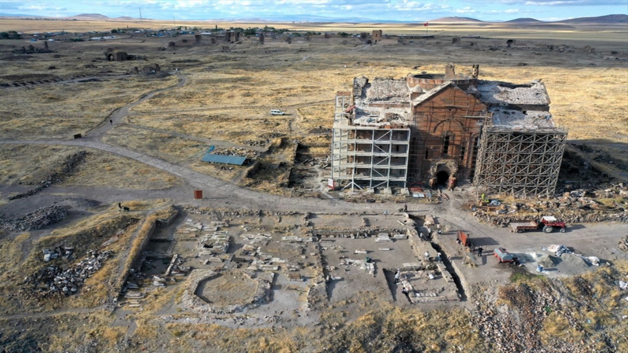 Foto - Kars’ta Sultan Alparslan’ın ilk cuma namazı kıldığı yerdeki kazıdan müjdeli haber: Bulundu