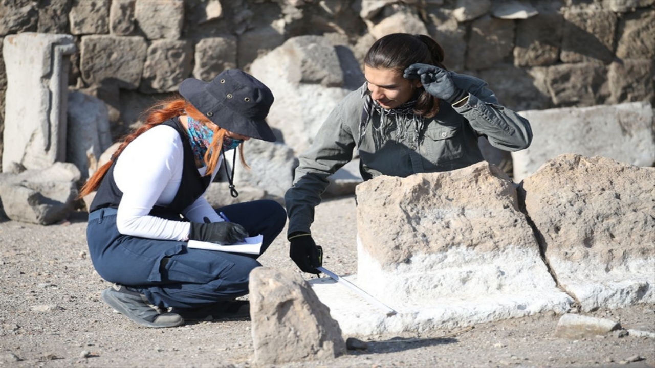 Foto - Kars’ta Sultan Alparslan’ın ilk cuma namazı kıldığı yerdeki kazıdan müjdeli haber: Bulundu
