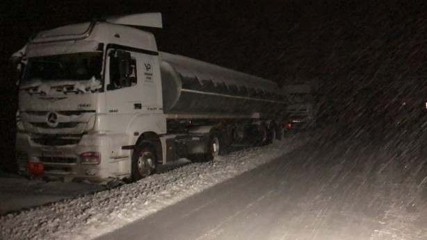 Foto - Kars’ta tırlar tipi nedeniyle yolda mahsur kaldı