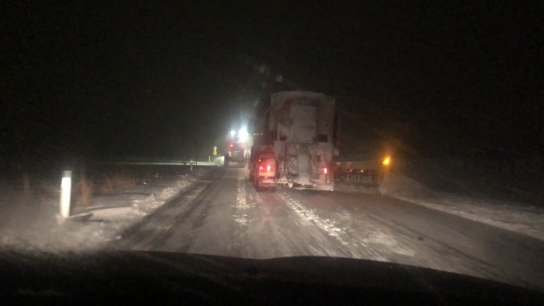 Foto - Kars’ta tırlar tipi nedeniyle yolda mahsur kaldı