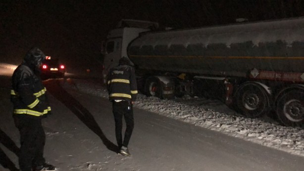 Foto - Kars’ta tırlar tipi nedeniyle yolda mahsur kaldı